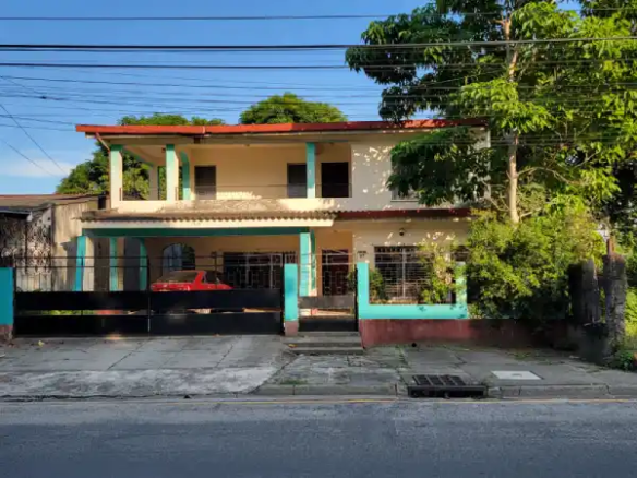 Fachada principal de la propiedad en Barrio El Benque