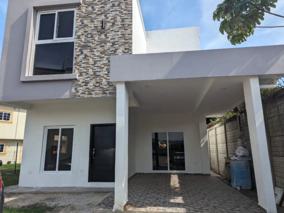 Fachada principal del townhouse en san pedro sula rancho tara
