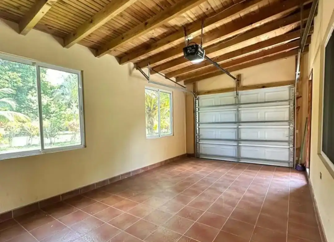 Espacio de garaje techado con porton electrico