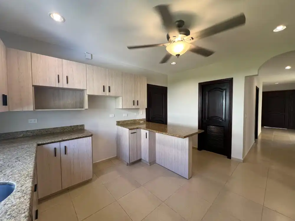 Cocina amplia con acabados finos