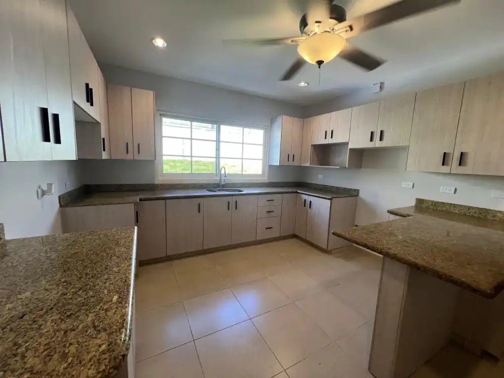 Cocina equipada con muebles y granito