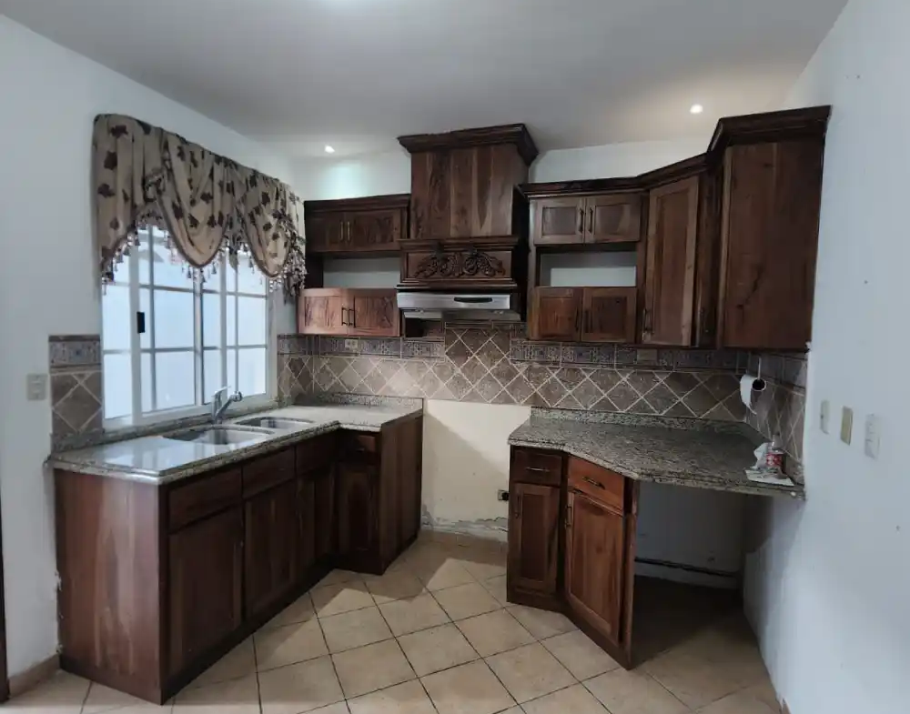 Cocina equipada con muebles y granito