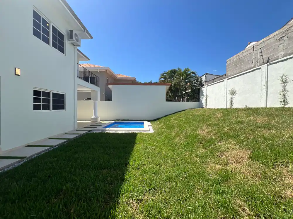 Piscina amplia para relajarse
