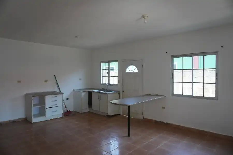 Cocina y comedor casa cerca de la playa en puerto cortes