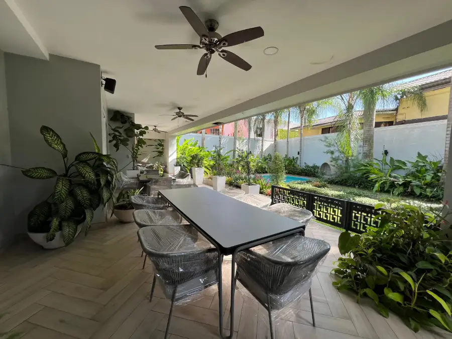 Area de barbacoa frente al jardin