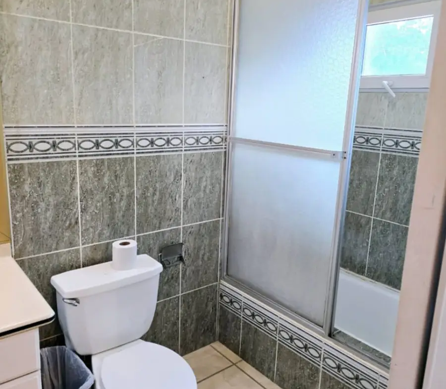 Baño revestido de ceramica jardines del valle