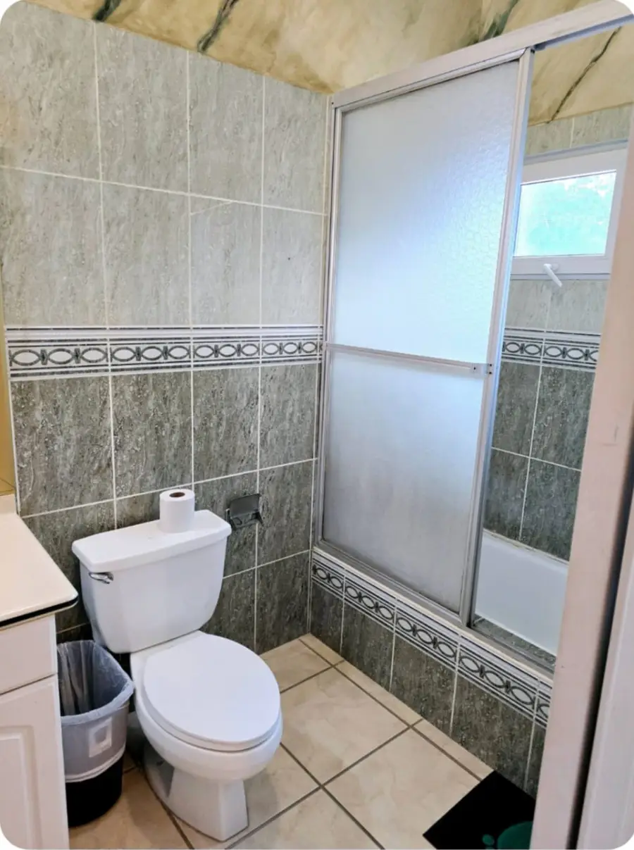 Baño revestido de ceramica jardines del valle Baño revestido de ceramica jardines del valle