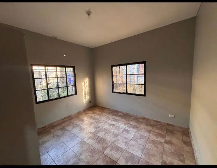 Casa con balcones y cercada