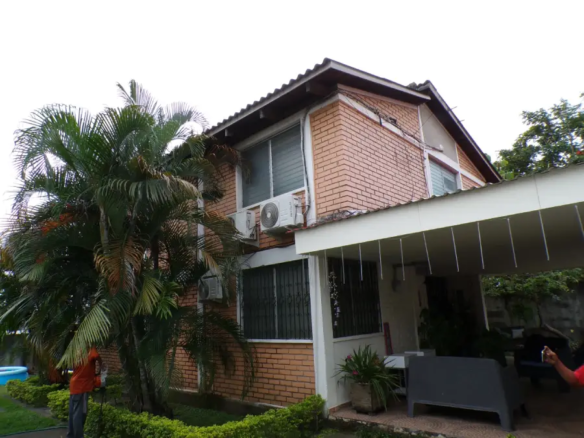 Casa de 2 niveles en san pedro sula