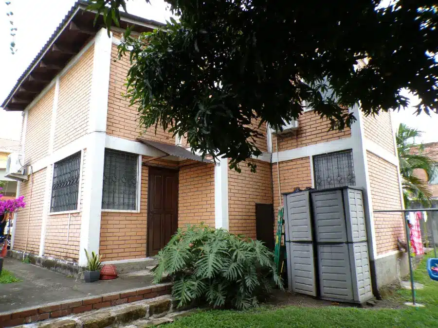 Casa de dos niveles en venta las mesetas san pedro sula
