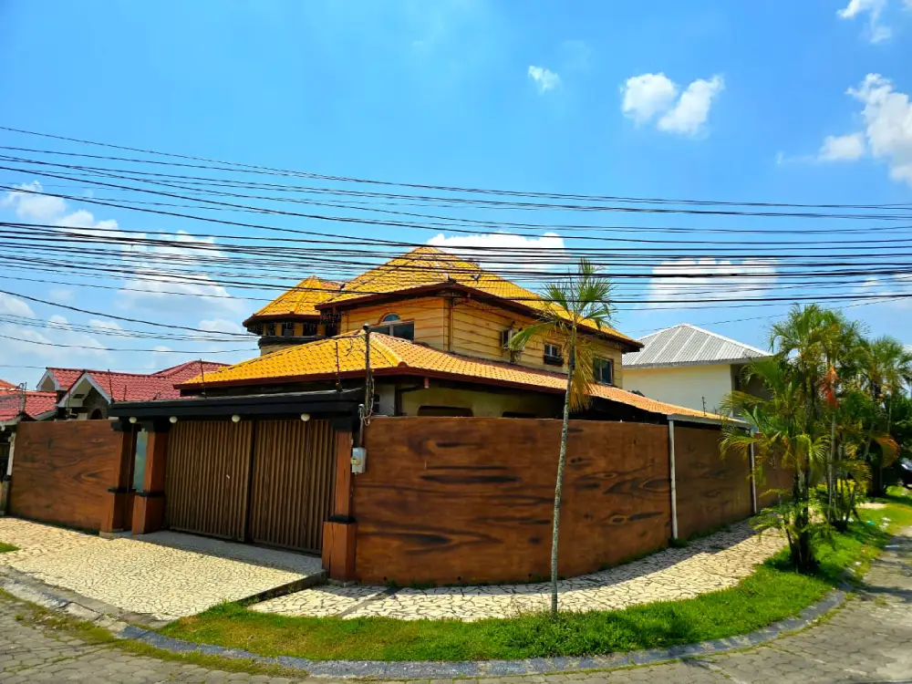 Casa de esquina en venta jardines del valle