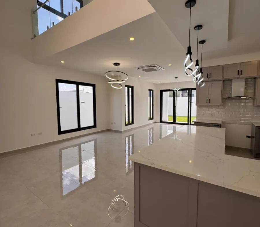 Cocina con amplias ventanas jaragua sps
