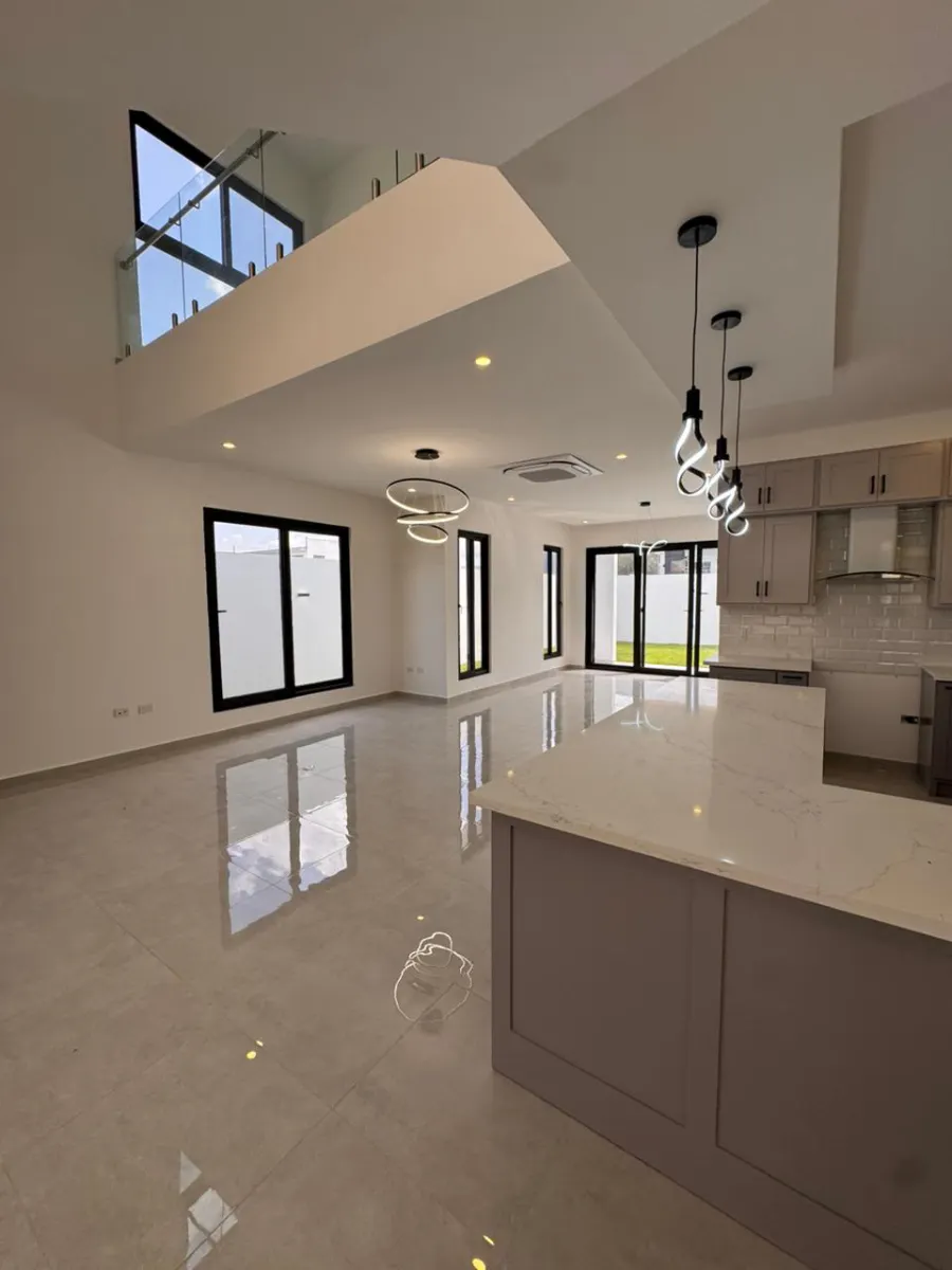 Cocina con amplias ventanas jaragua sps