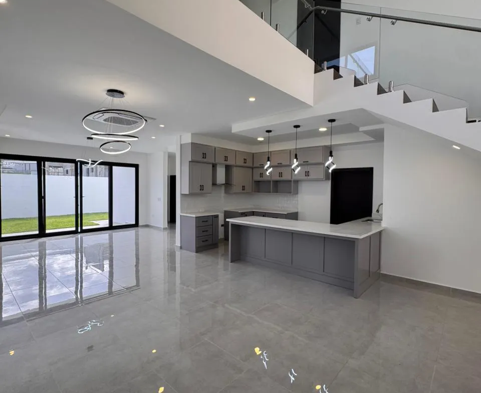 Cocina equipada emplia residencial jaragua
