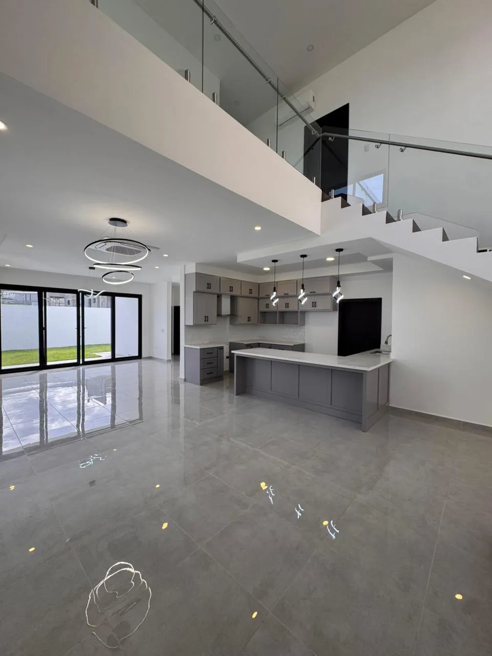 Cocina equipada emplia residencial jaragua