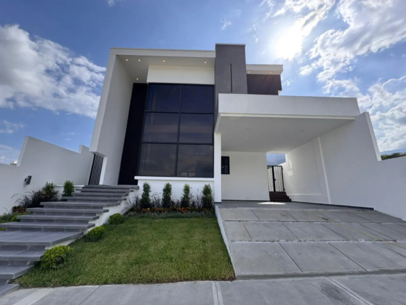 Exclusiva casa de lujo en residencial jaragua san pedro sula