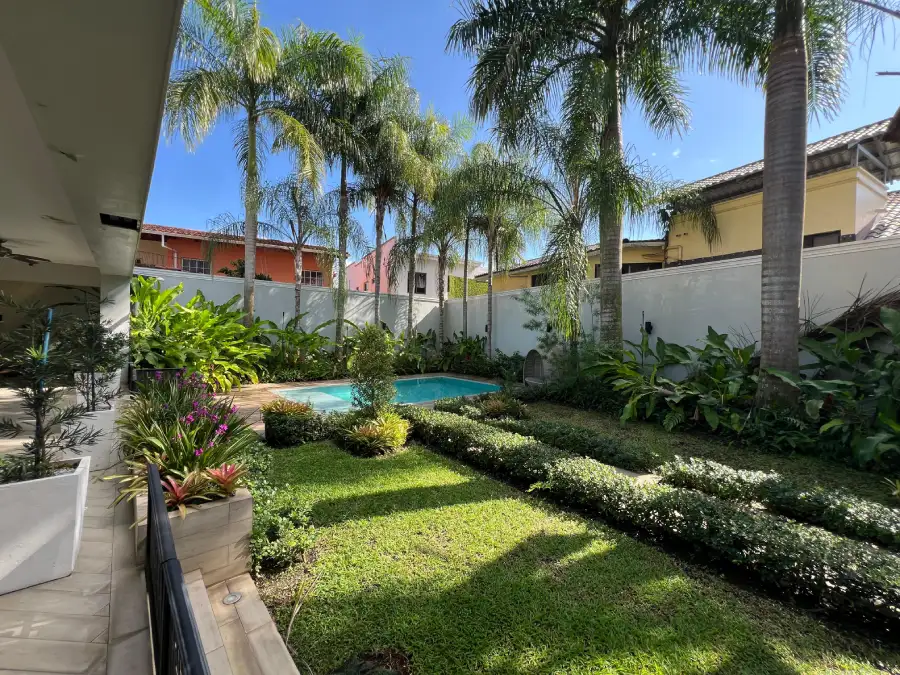 Jardin y piscina villas mackey
