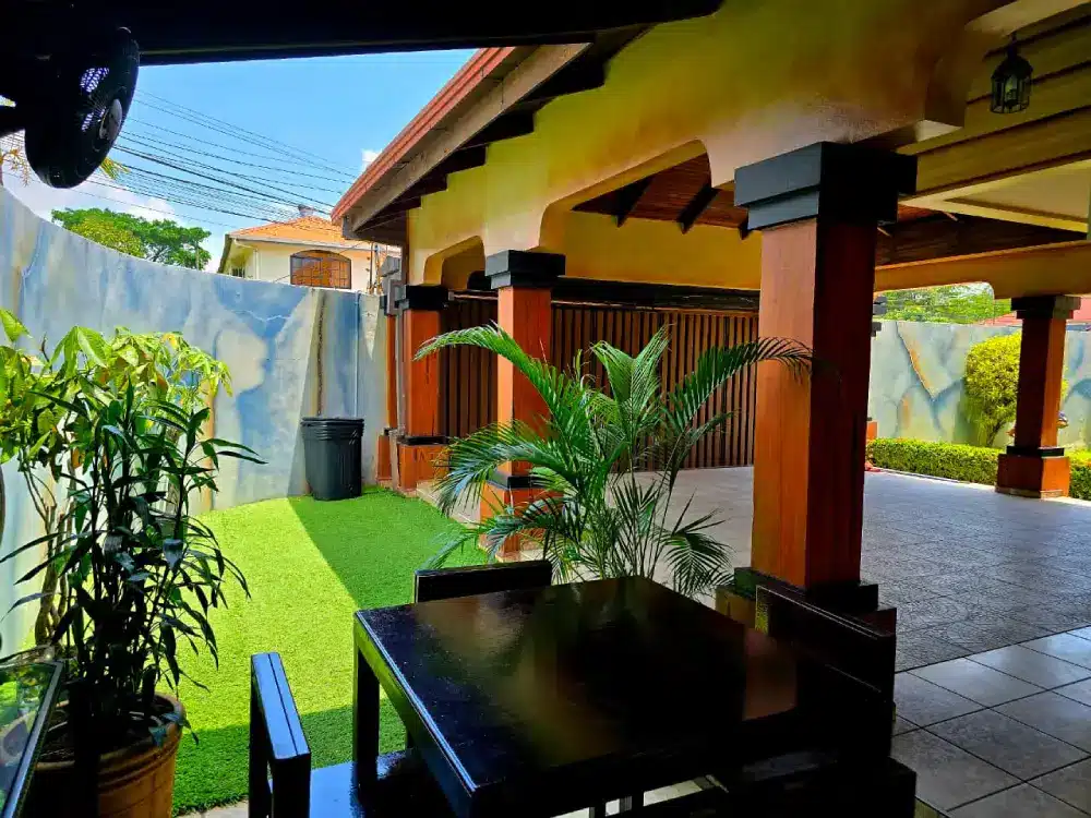 Porche y jardin