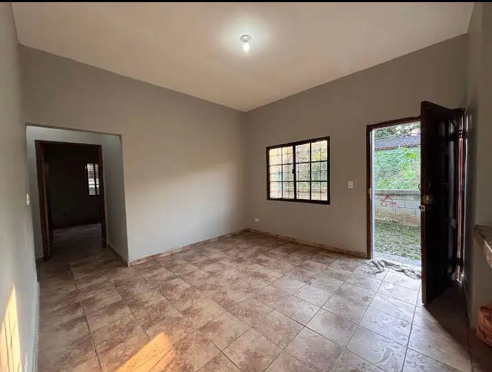 Sala amplia con puerta ancha