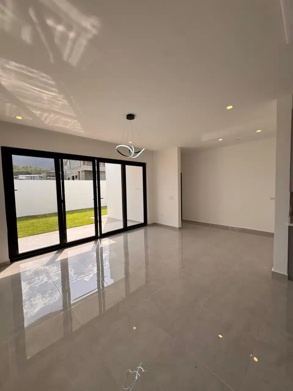 Sala amplia de lujo jaragua