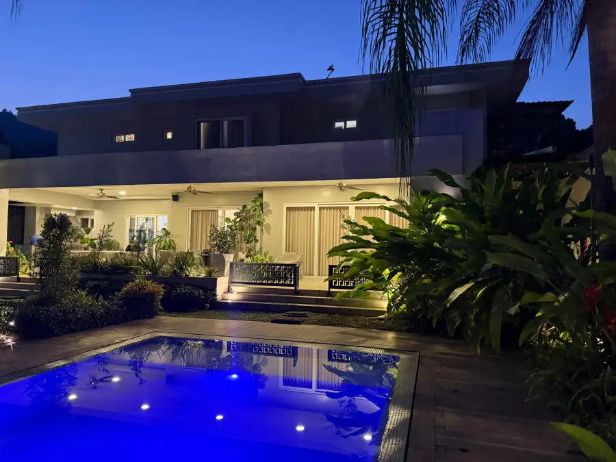 Ventanas amplias con vista a la piscina