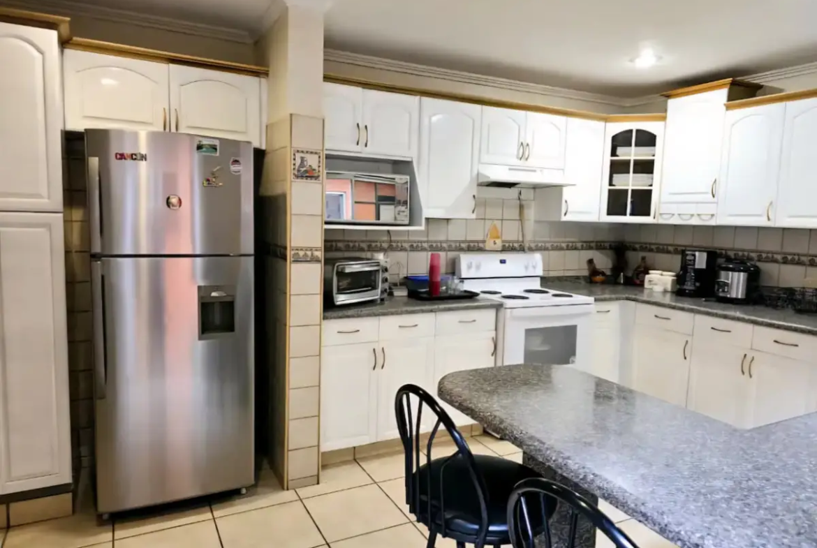 cocina con muebles y granito