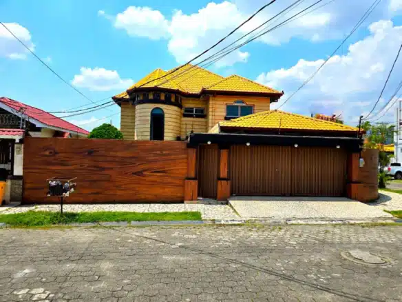 fachada principal casa en jardines del valle sps
