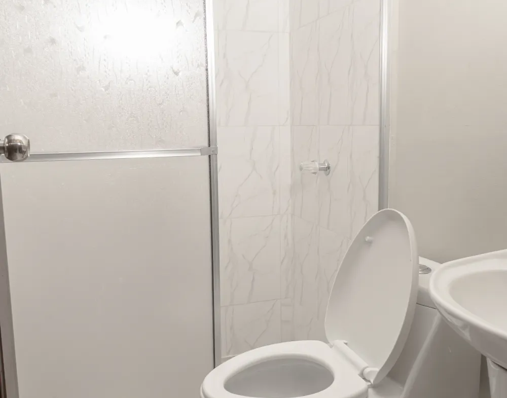 Baño equipado revestido de ceramica