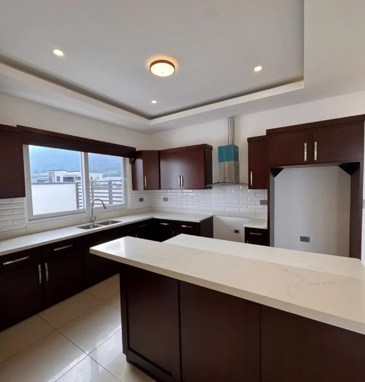 Casa con cocina amueblada con muebles de lujo san pedro sula