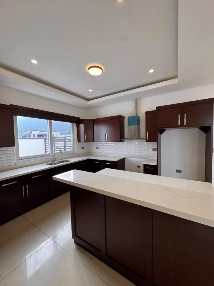 Casa con cocina amueblada con muebles de lujo san pedro sula