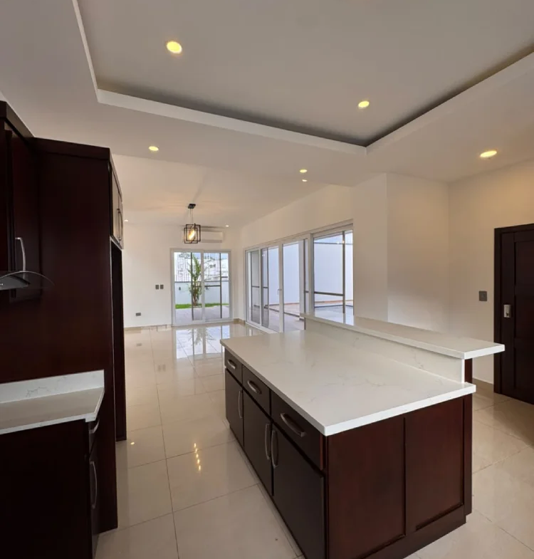 Casa con cocina moderna equipada en jaragua san pedro sula