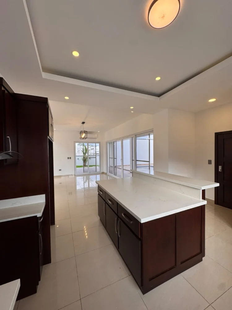 Casa con cocina moderna equipada en jaragua san pedro sula