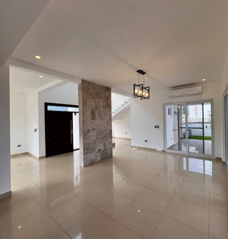 Casa con tres habitaciones y baño privado sps