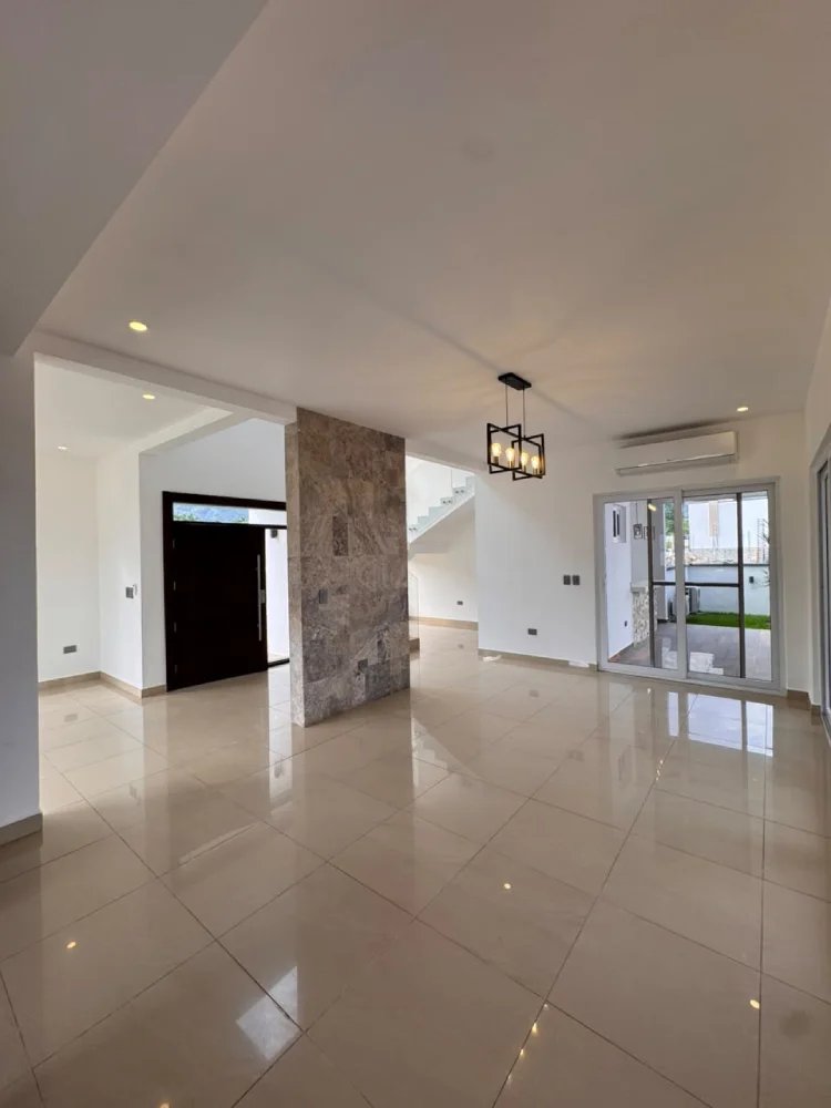 Casa con tres habitaciones y baño privado sps