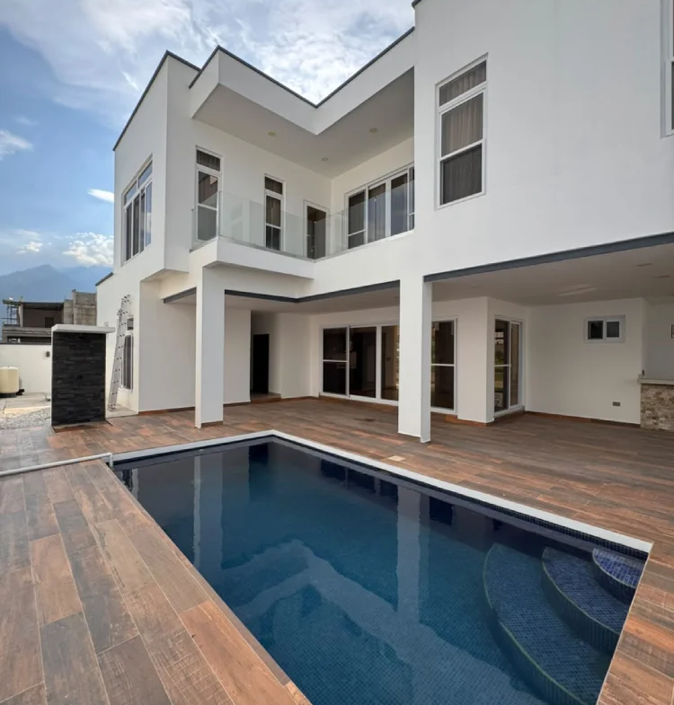 Casa con vista a la piscina san pedro sula