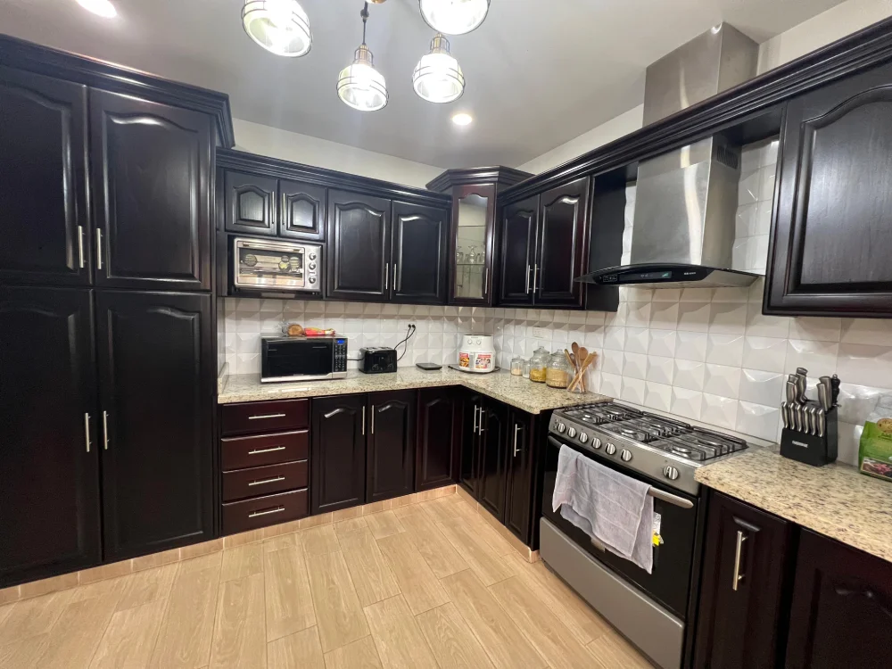Cocina de lujo con muebles de cedro en Ciudad Maya San Pedro Sula