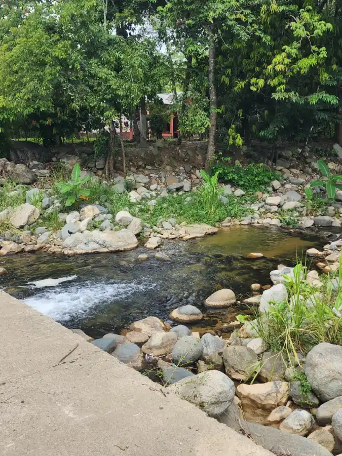Finca con río en Honduras