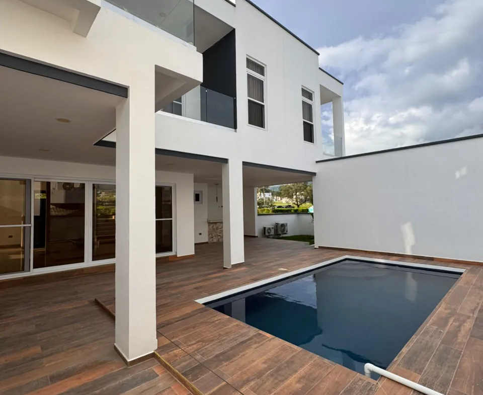 casa con balcon y piscina san pedro sula