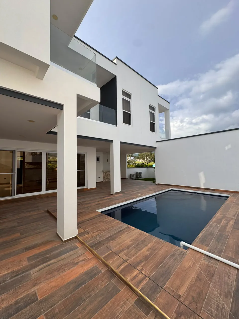 casa con balcon y piscina san pedro sula